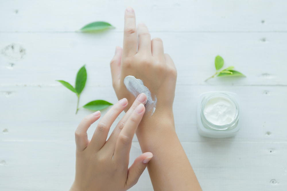 Cum să îți completezi rutina de hidratare a pielii cu alte produse și tratamente naturale