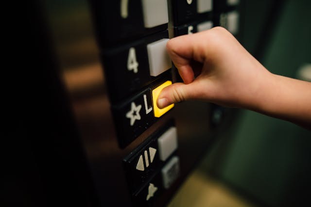 Ce nu ai voie să faci cu liftul: amenzi și reguli esențiale